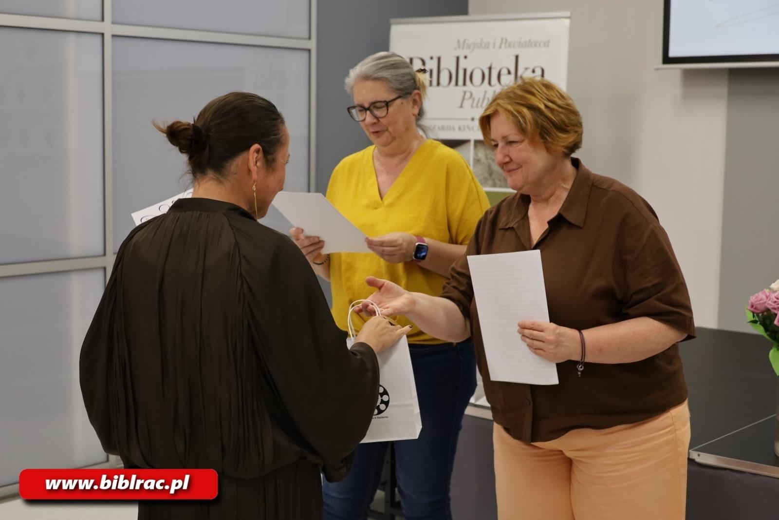 Zdjęcie w galerii na portalu naszraciborz.pl: Tydzień Bibliotek: Monika Kucza Mistrzem Kaligrafii wiadomości z regionu