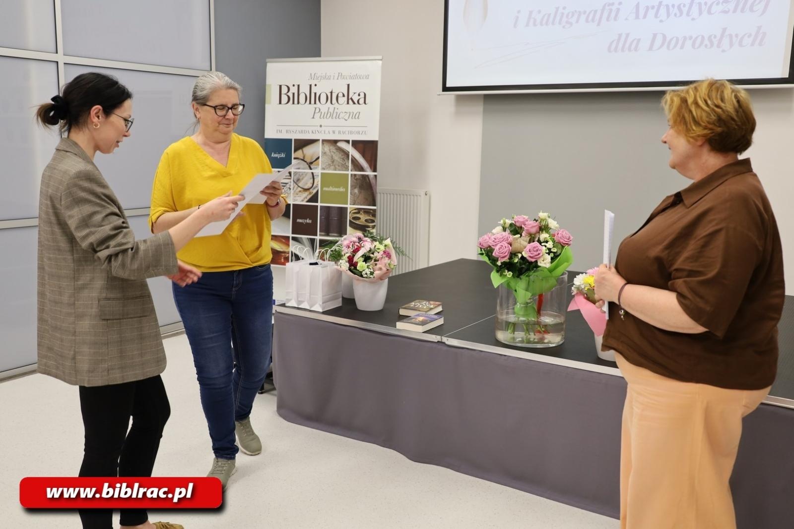 Zdjęcie w galerii na portalu naszraciborz.pl: Tydzień Bibliotek: Monika Kucza Mistrzem Kaligrafii wiadomości z regionu