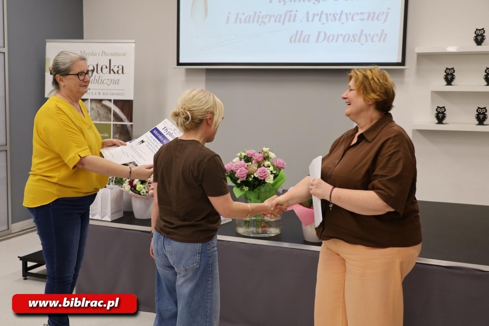 Zdjęcie w galerii na portalu naszraciborz.pl: Tydzień Bibliotek: Monika Kucza Mistrzem Kaligrafii wiadomości z regionu