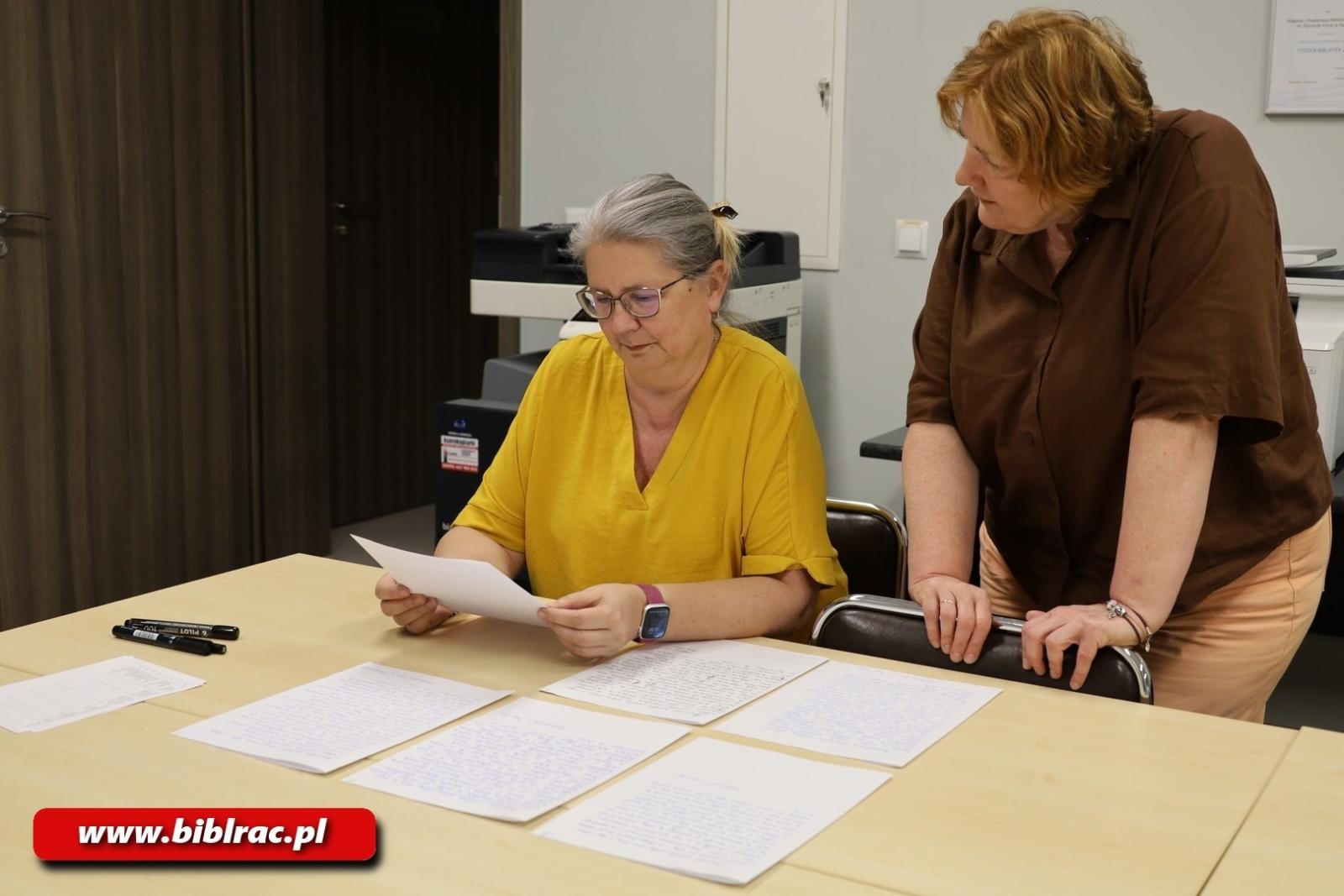 Zdjęcie w galerii na portalu naszraciborz.pl: Tydzień Bibliotek: Monika Kucza Mistrzem Kaligrafii wiadomości z regionu