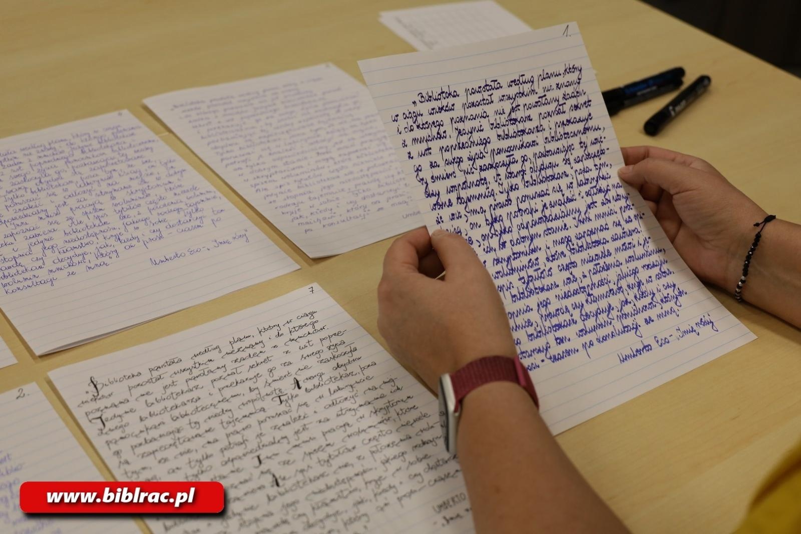 Zdjęcie w galerii na portalu naszraciborz.pl: Tydzień Bibliotek: Monika Kucza Mistrzem Kaligrafii wiadomości z regionu