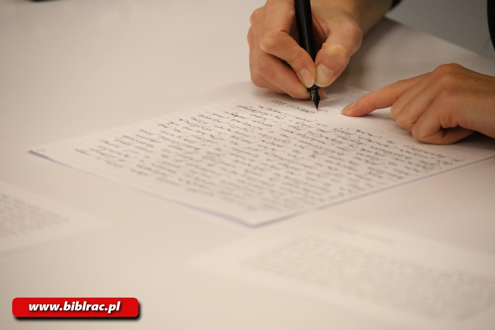 Zdjęcie w galerii na portalu naszraciborz.pl: Tydzień Bibliotek: Monika Kucza Mistrzem Kaligrafii wiadomości z regionu