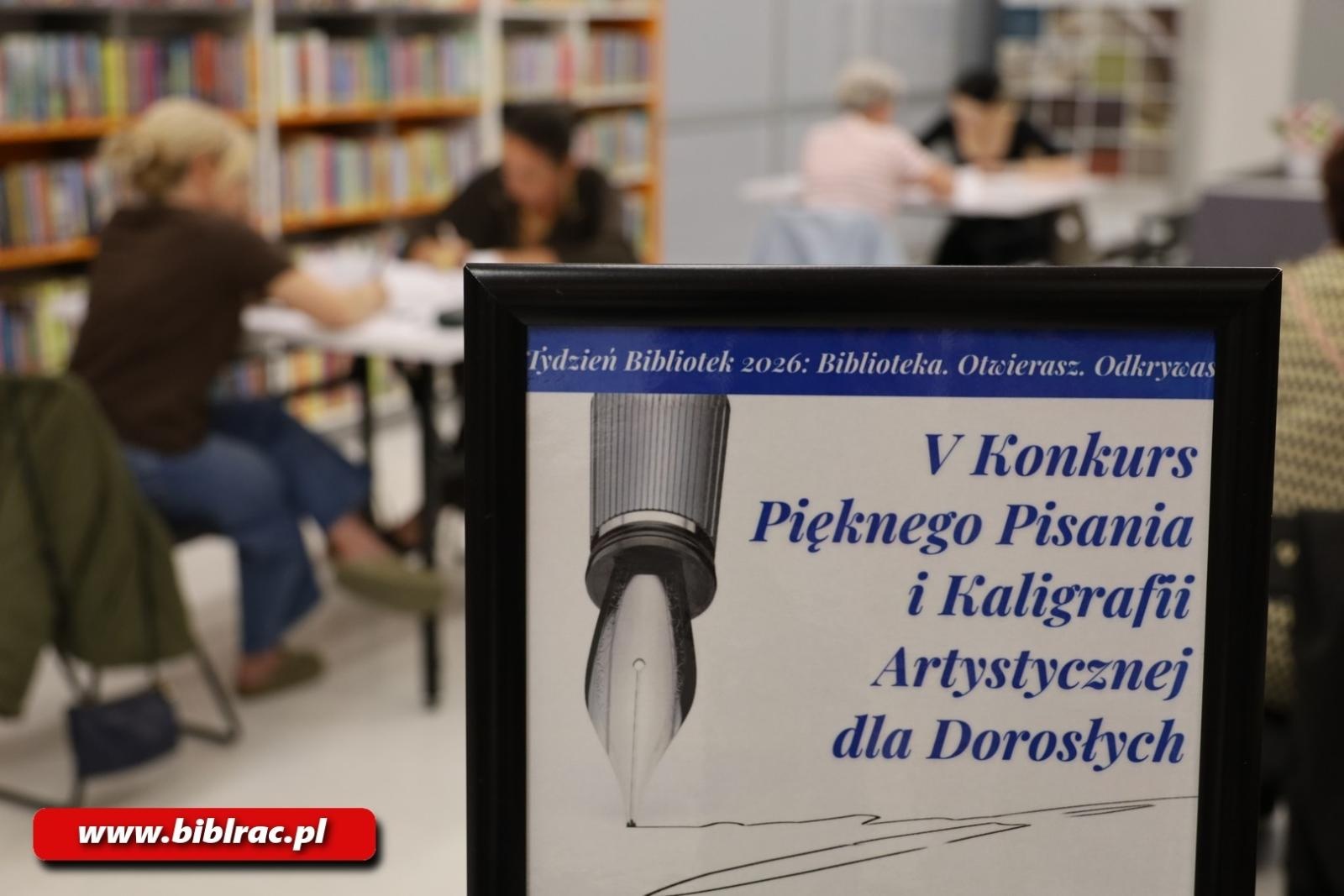 Zdjęcie w galerii na portalu naszraciborz.pl: Tydzień Bibliotek: Monika Kucza Mistrzem Kaligrafii wiadomości z regionu