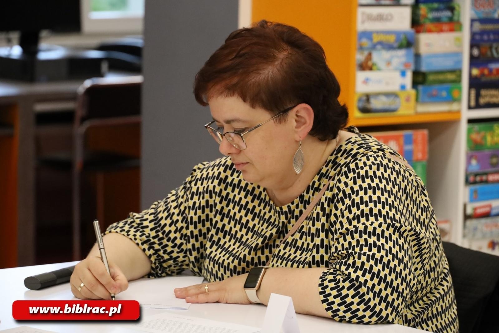 Zdjęcie w galerii na portalu naszraciborz.pl: Tydzień Bibliotek: Monika Kucza Mistrzem Kaligrafii wiadomości z regionu