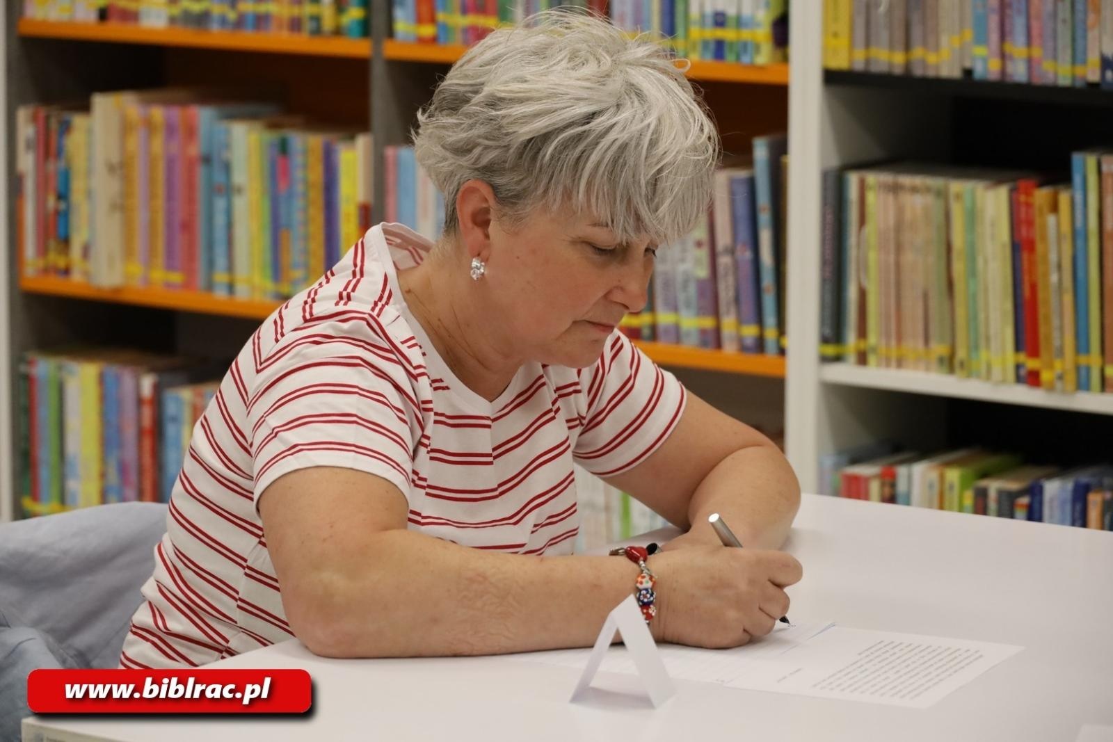 Zdjęcie w galerii na portalu naszraciborz.pl: Tydzień Bibliotek: Monika Kucza Mistrzem Kaligrafii wiadomości z regionu