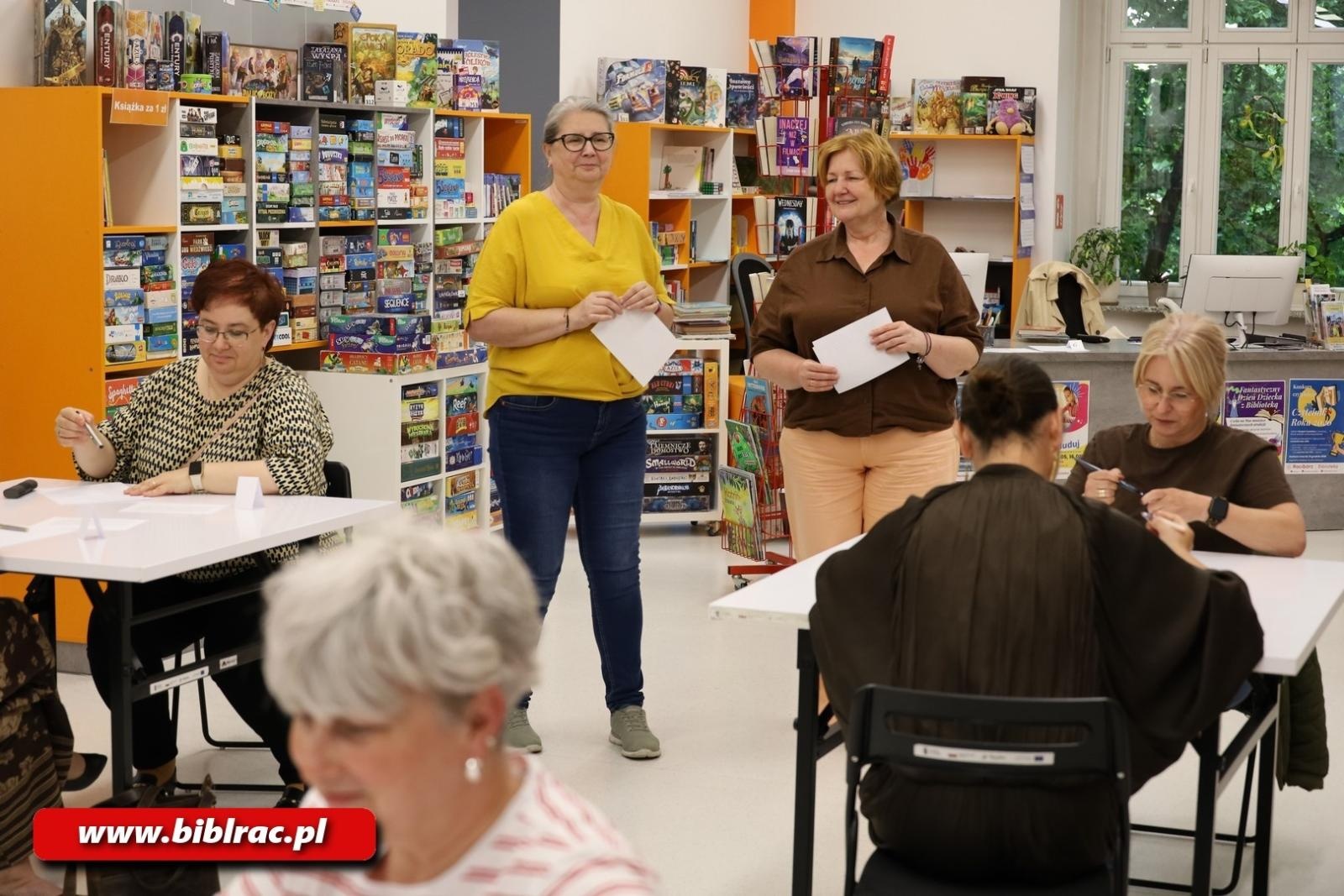 Zdjęcie w galerii na portalu naszraciborz.pl: Tydzień Bibliotek: Monika Kucza Mistrzem Kaligrafii wiadomości z regionu