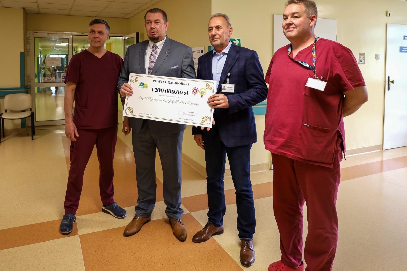 Zdjęcie w galerii na portalu naszraciborz.pl: Powiat Raciborski przekazał 1,2 mln zł dla szpitala. Wsparcie w trudnym czasie dla ochrony zdrowia wiadomości z regionu