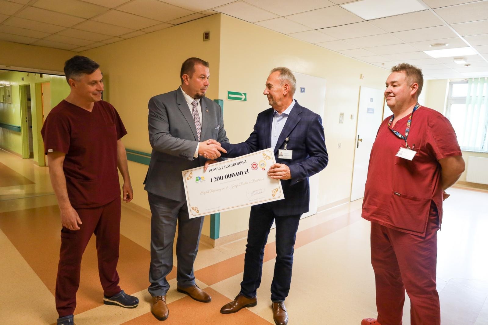 Zdjęcie w galerii na portalu naszraciborz.pl: Powiat Raciborski przekazał 1,2 mln zł dla szpitala. Wsparcie w trudnym czasie dla ochrony zdrowia wiadomości z regionu