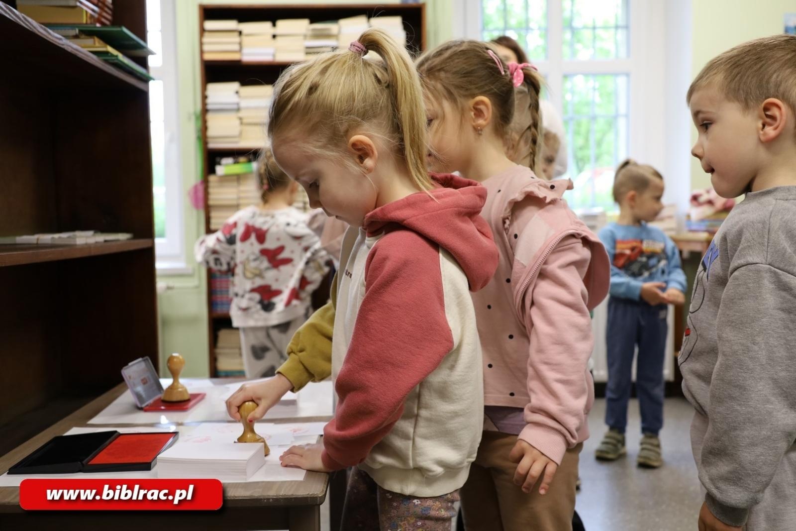 Zdjęcie w galerii na portalu naszraciborz.pl: Biblioteka od kuchni, czyli przedszkolaki na Kasprowicza 12 wiadomości z regionu