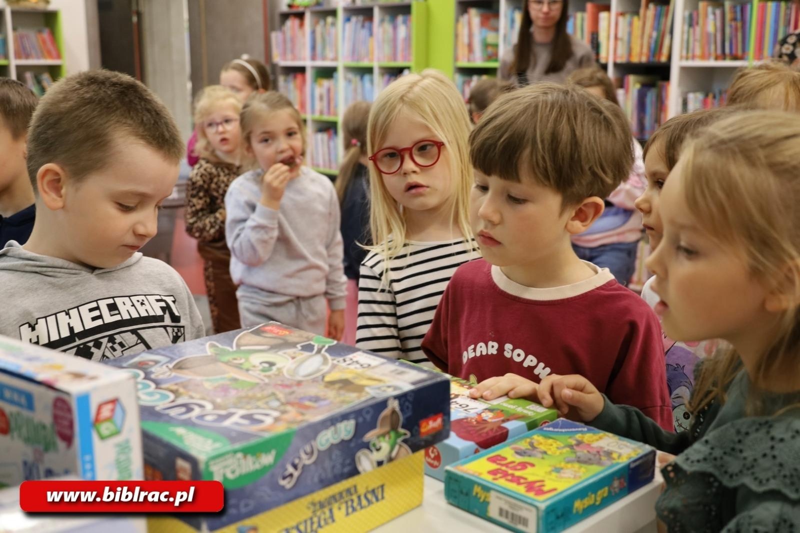 Zdjęcie w galerii na portalu naszraciborz.pl: Biblioteka od kuchni, czyli przedszkolaki na Kasprowicza 12 wiadomości z regionu