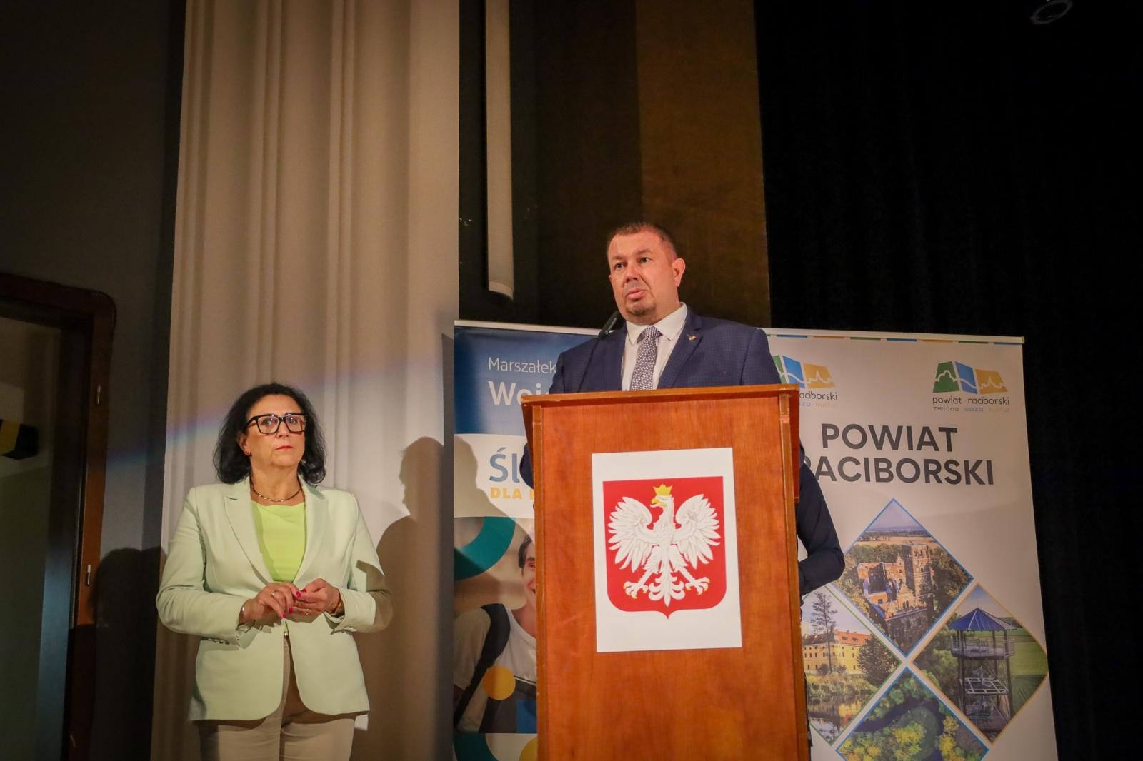 Zdjęcie w galerii na portalu naszraciborz.pl: W rytmie bezpiecznych dróg w Raciborzu. Młodzież rozmawiała o bezpieczeństwie i hejcie wiadomości z regionu