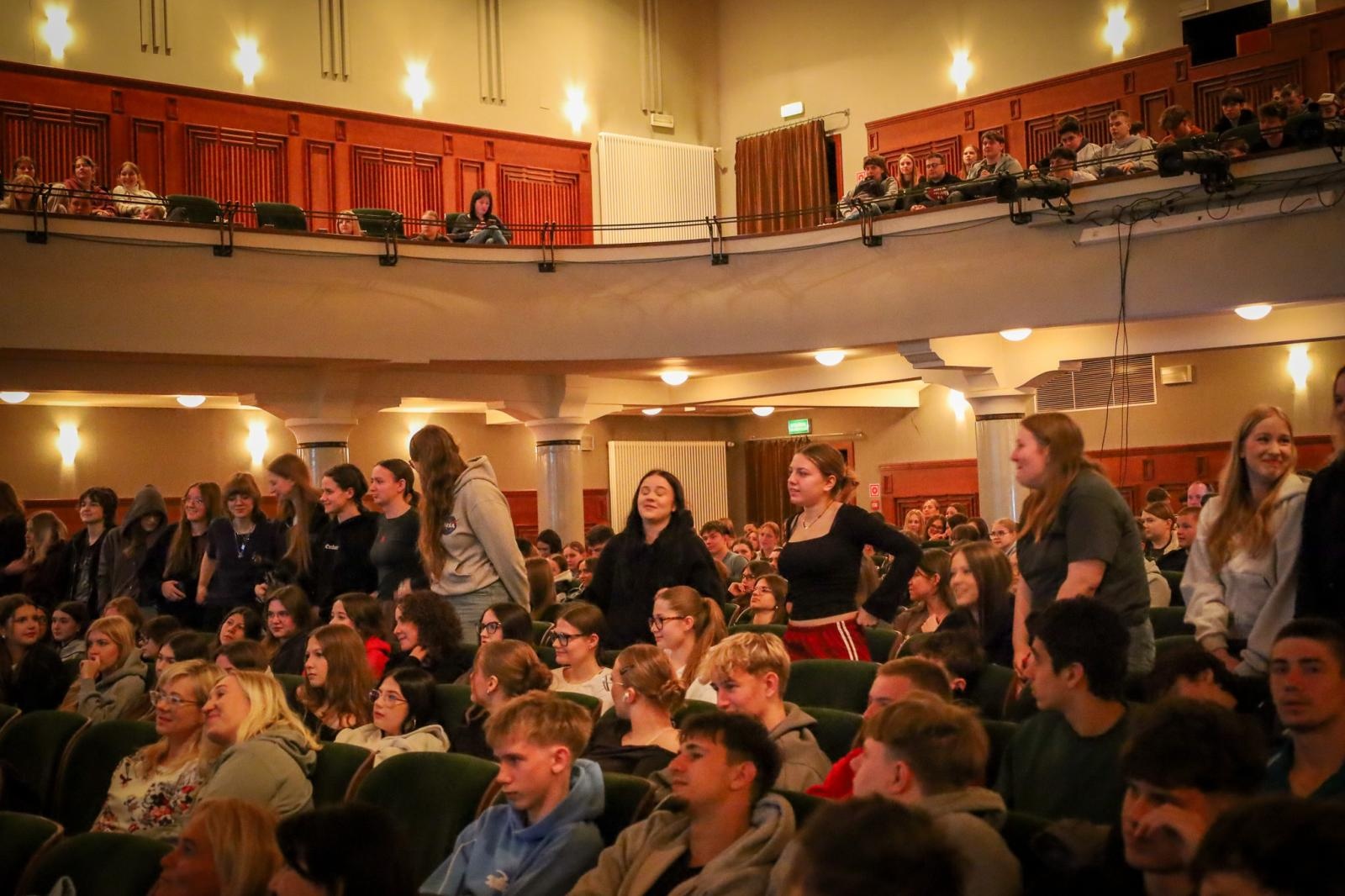 Zdjęcie w galerii na portalu naszraciborz.pl: W rytmie bezpiecznych dróg w Raciborzu. Młodzież rozmawiała o bezpieczeństwie i hejcie wiadomości z regionu
