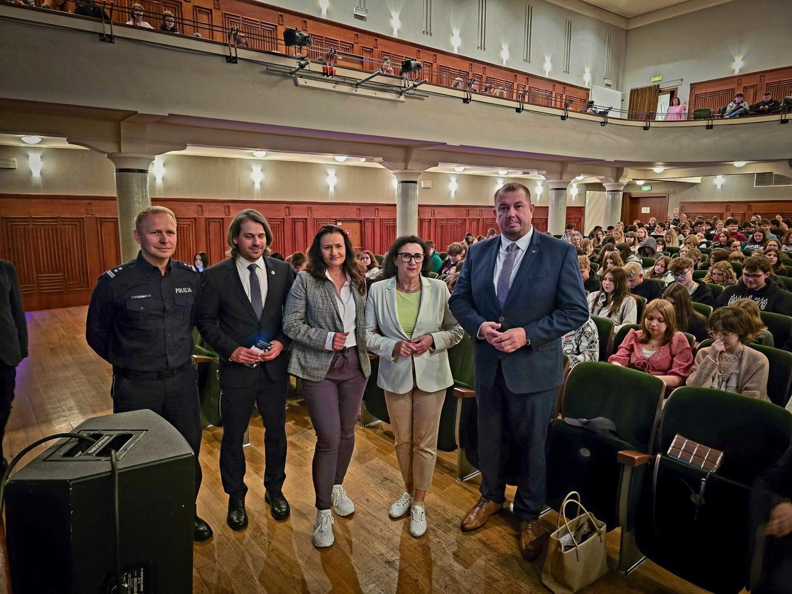 Zdjęcie w galerii na portalu naszraciborz.pl: W rytmie bezpiecznych dróg w Raciborzu. Młodzież rozmawiała o bezpieczeństwie i hejcie wiadomości z regionu
