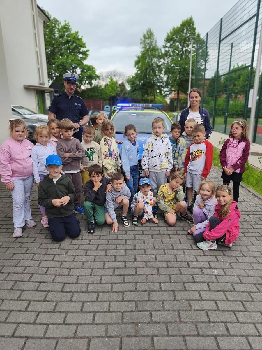 Zdjęcie w galerii na portalu naszraciborz.pl: Bezpieczeństwo najmłodszych. Policjant ruchu drogowego odwiedził przedszkole w Ocicach wiadomości z regionu