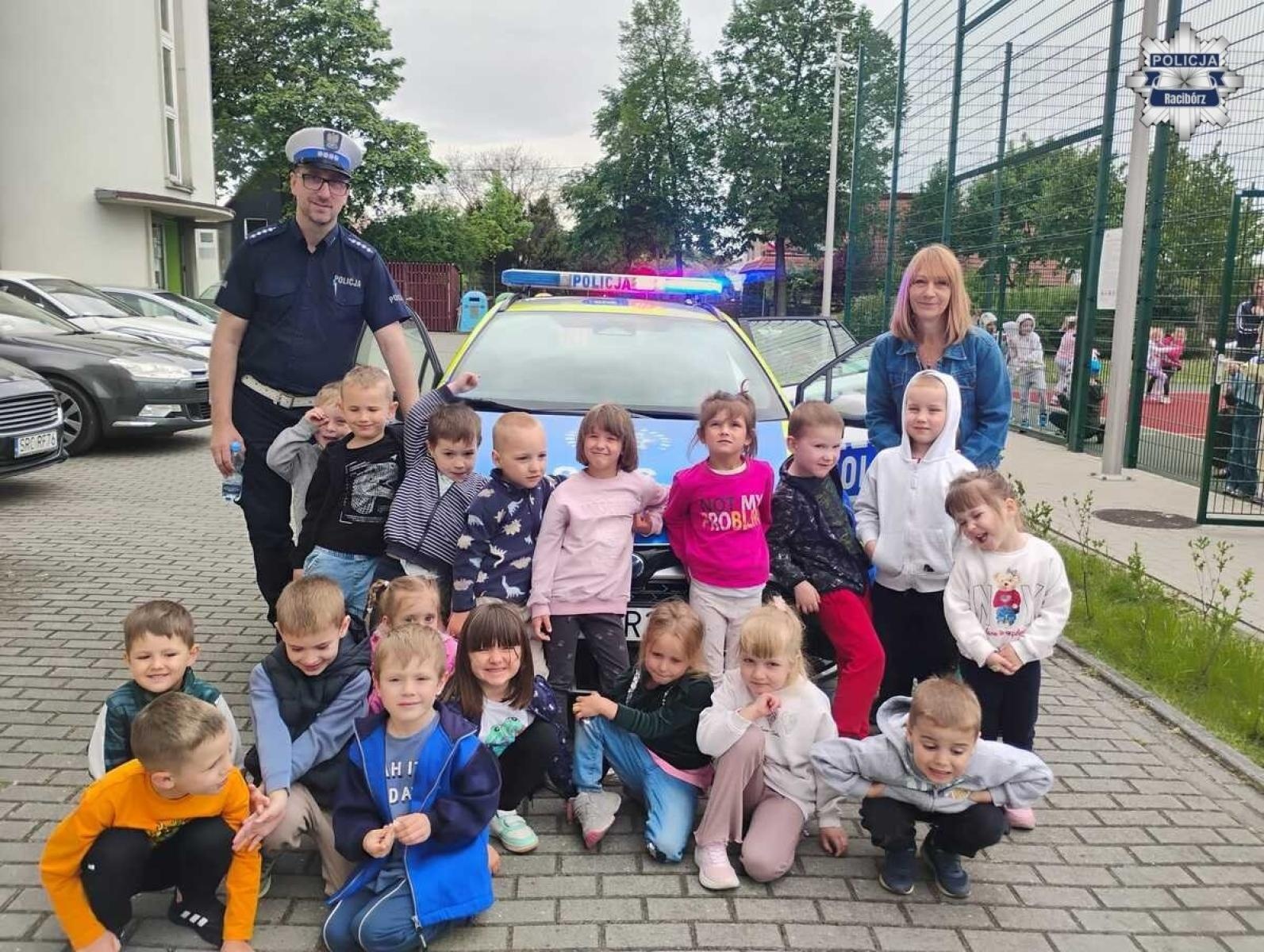 Zdjęcie w galerii na portalu naszraciborz.pl: Bezpieczeństwo najmłodszych. Policjant ruchu drogowego odwiedził przedszkole w Ocicach wiadomości z regionu