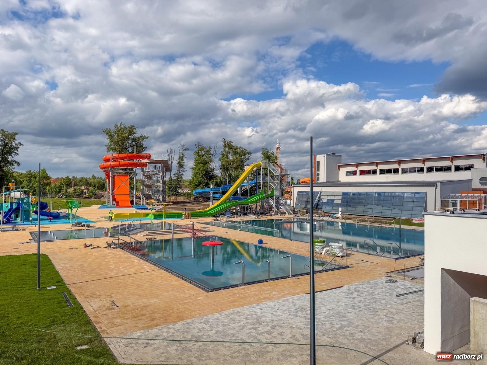 Zdjęcie w galerii na portalu naszraciborz.pl: Nowe baseny na Ostrogu są już napełnione wodą. Otwarcie w czerwcu wiadomości z regionu