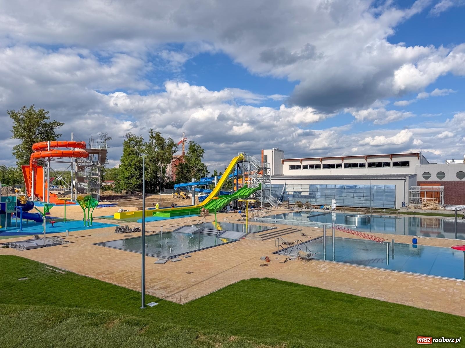 Zdjęcie w galerii na portalu naszraciborz.pl: Nowe baseny na Ostrogu są już napełnione wodą. Otwarcie w czerwcu wiadomości z regionu