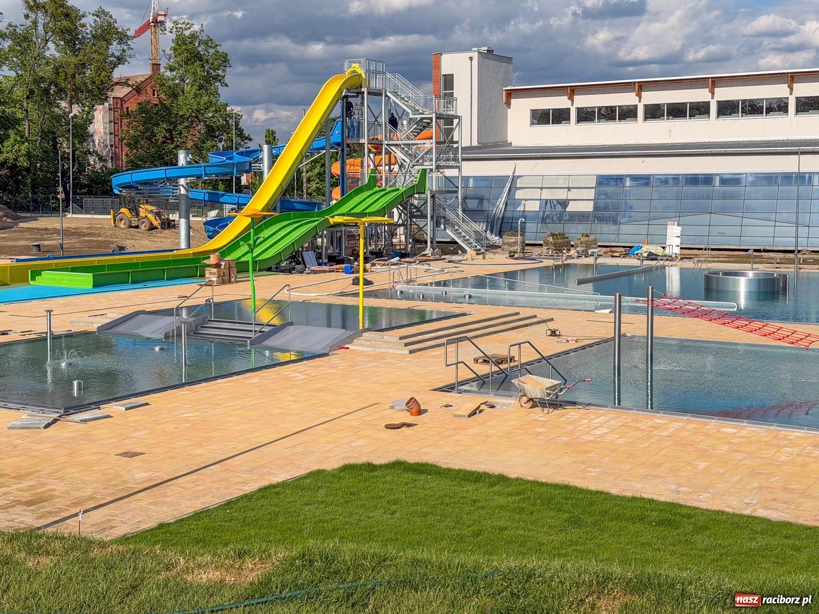 Zdjęcie w galerii na portalu naszraciborz.pl: Nowe baseny na Ostrogu są już napełnione wodą. Otwarcie w czerwcu wiadomości z regionu