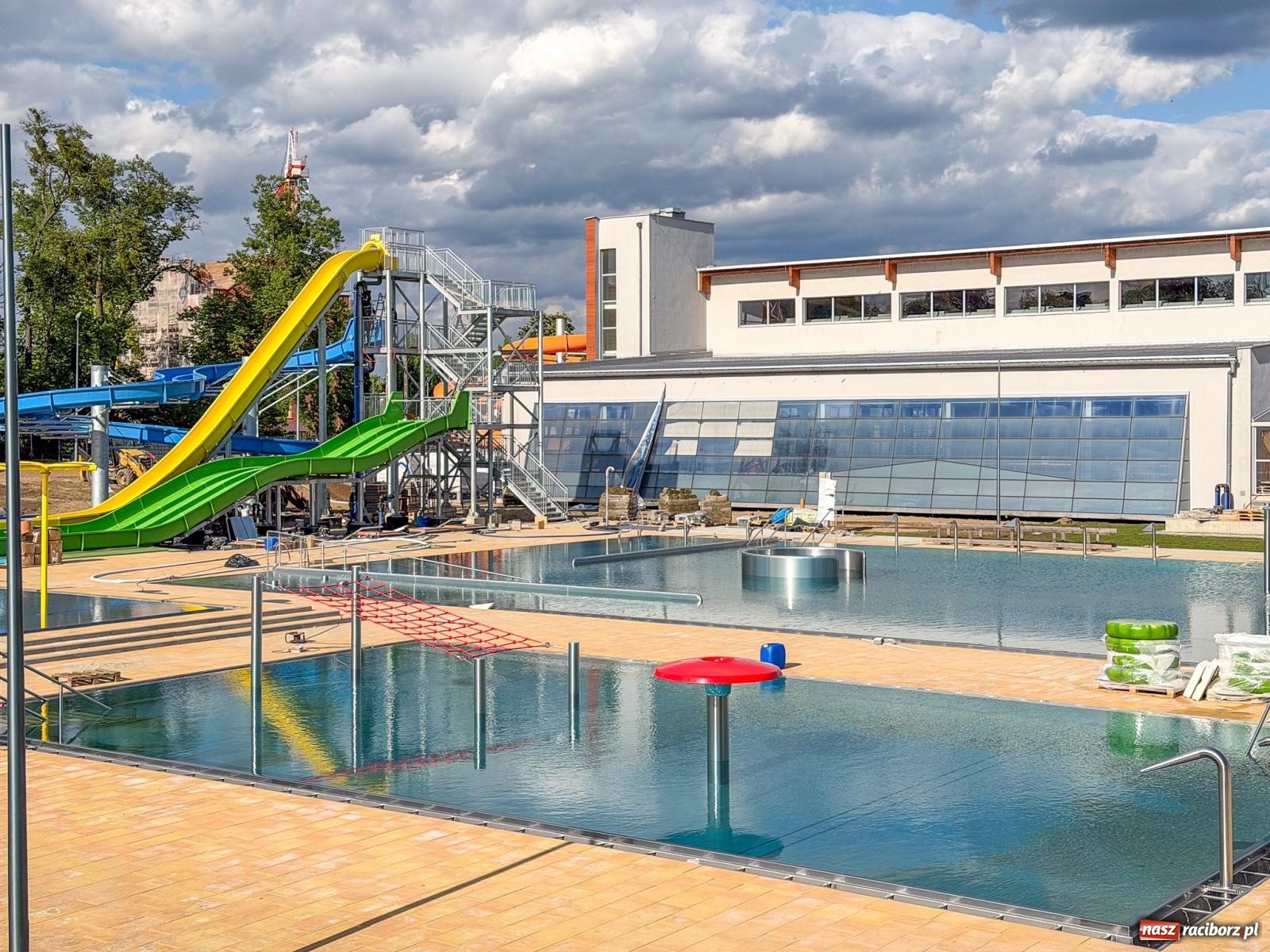 Zdjęcie w galerii na portalu naszraciborz.pl: Nowe baseny na Ostrogu są już napełnione wodą. Otwarcie w czerwcu wiadomości z regionu
