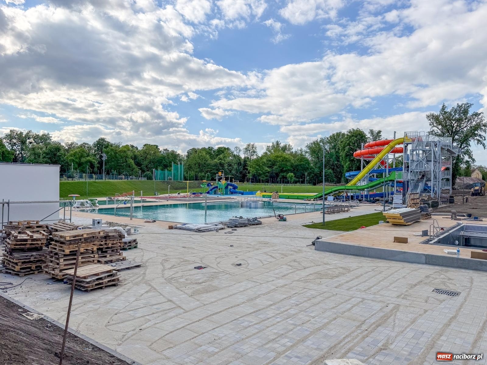 Zdjęcie w galerii na portalu naszraciborz.pl: Nowe baseny na Ostrogu są już napełnione wodą. Otwarcie w czerwcu wiadomości z regionu