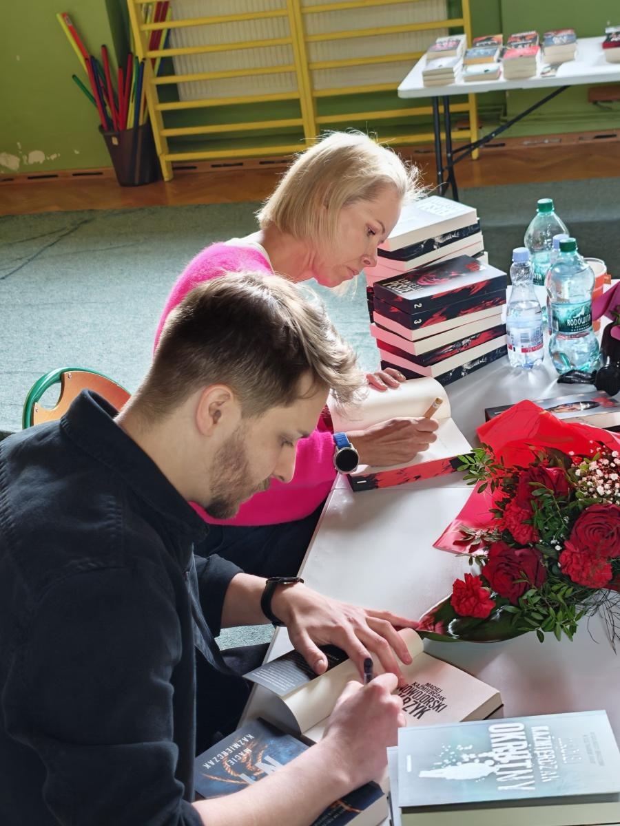 Zdjęcie w galerii na portalu naszraciborz.pl: Rudy stały się stolicą polskiego kryminału. Spotkanie z autorami przyciągnęło tłumy wiadomości z regionu