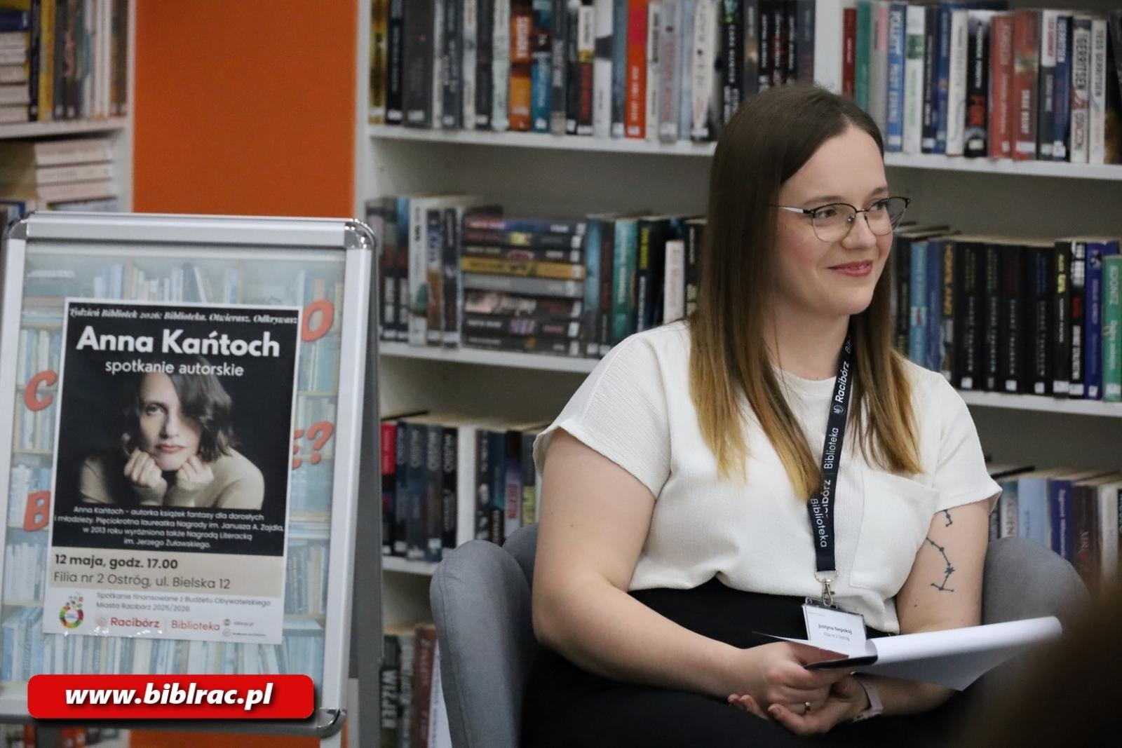 Zdjęcie w galerii na portalu naszraciborz.pl: Anna Kańtoch gościem Biblioteki na Ostrogu wiadomości z regionu