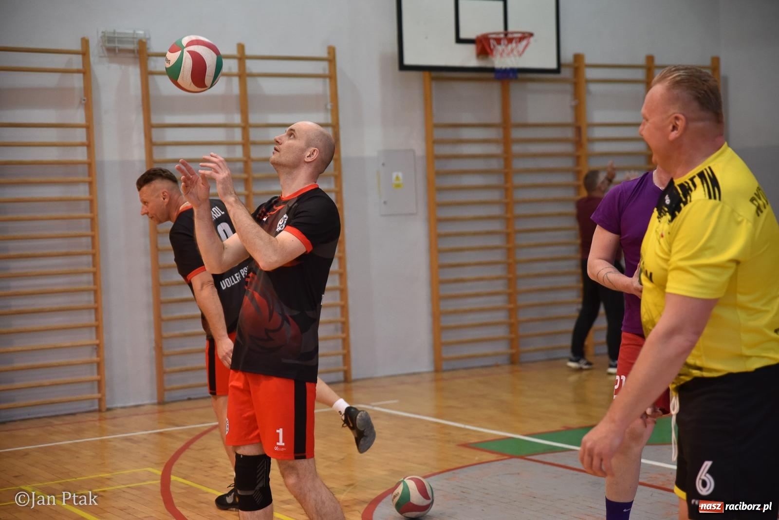 Zdjęcie w galerii na portalu naszraciborz.pl: Omerta lepsza w sezonie, Pszów lepszy w finale. Wielkie emocje w ALS Volley Amigos 35 [FOTO] wiadomości z regionu