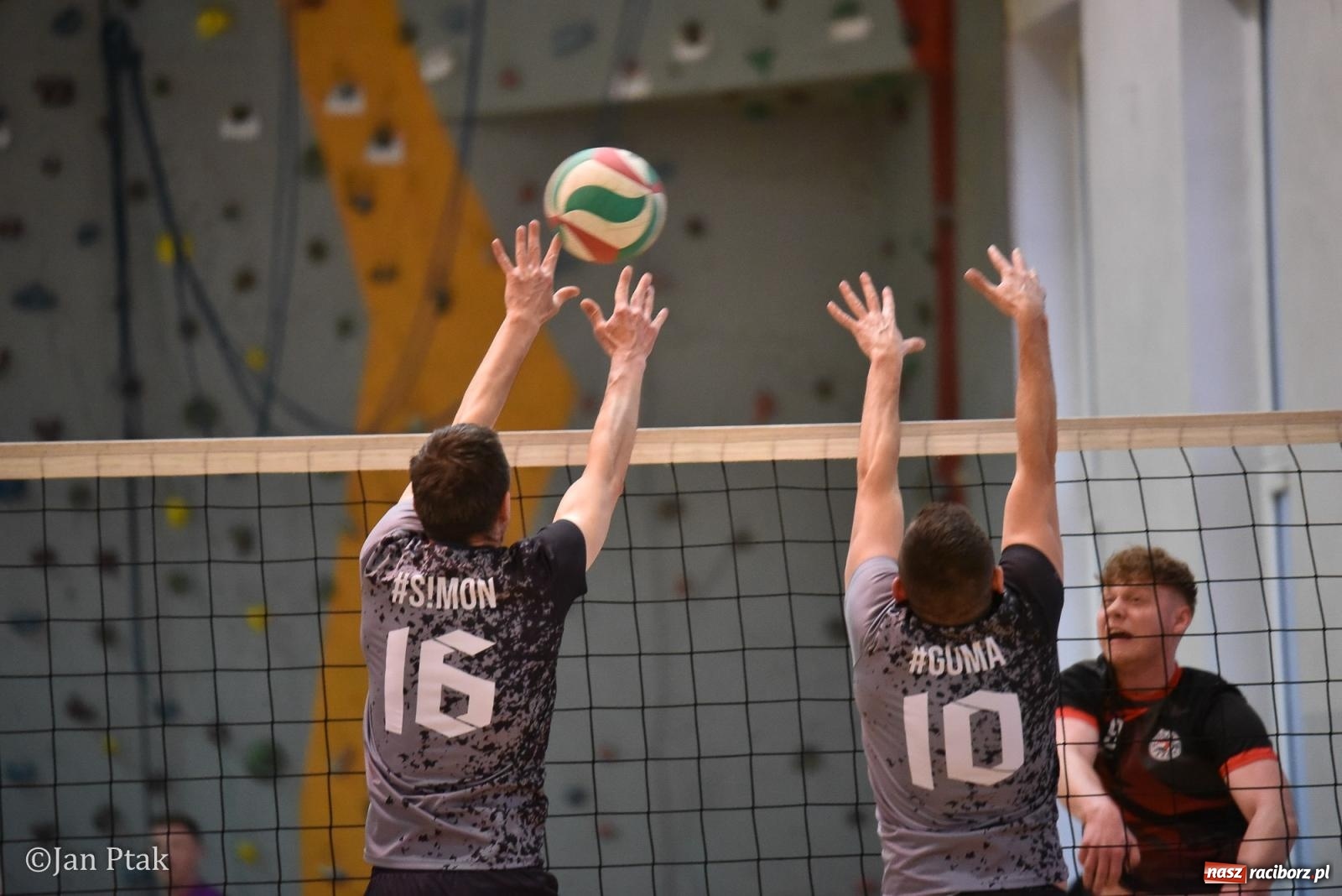 Zdjęcie w galerii na portalu naszraciborz.pl: Omerta lepsza w sezonie, Pszów lepszy w finale. Wielkie emocje w ALS Volley Amigos 35 [FOTO] wiadomości z regionu