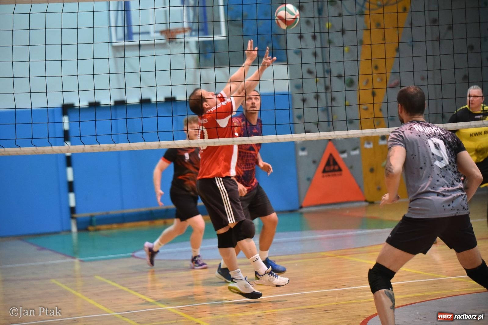 Zdjęcie w galerii na portalu naszraciborz.pl: Omerta lepsza w sezonie, Pszów lepszy w finale. Wielkie emocje w ALS Volley Amigos 35 [FOTO] wiadomości z regionu