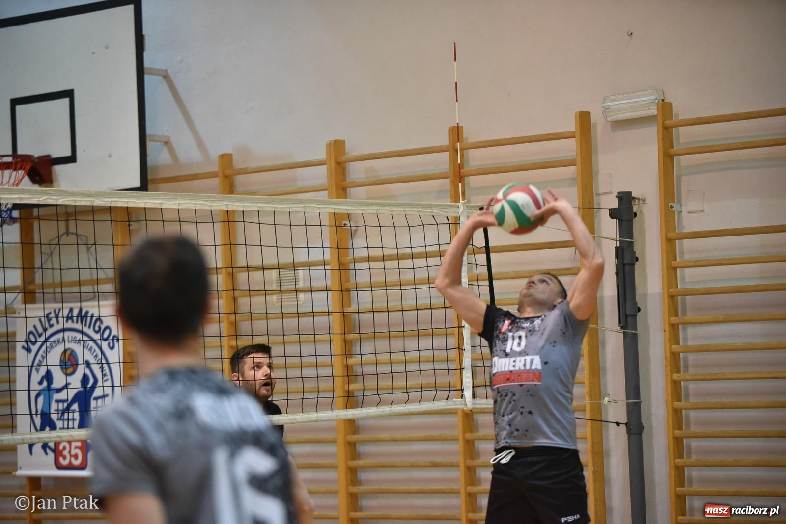 Zdjęcie w galerii na portalu naszraciborz.pl: Omerta lepsza w sezonie, Pszów lepszy w finale. Wielkie emocje w ALS Volley Amigos 35 [FOTO] wiadomości z regionu