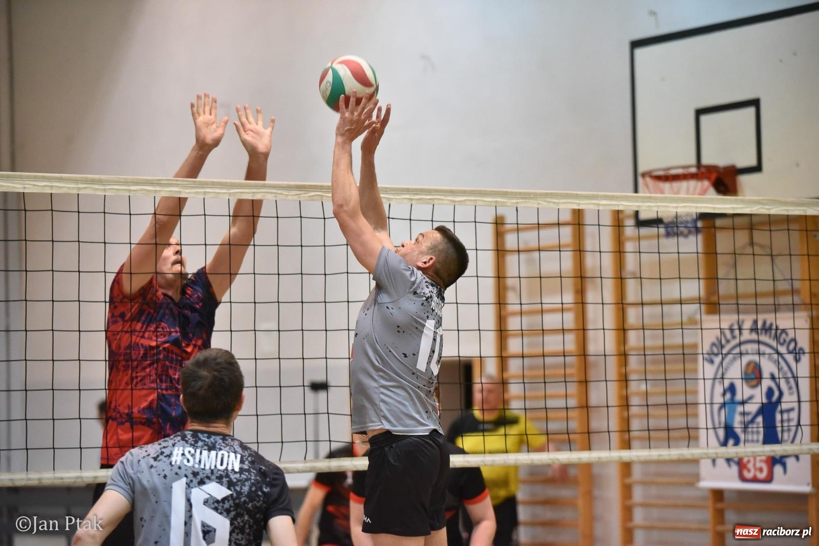 Zdjęcie w galerii na portalu naszraciborz.pl: Omerta lepsza w sezonie, Pszów lepszy w finale. Wielkie emocje w ALS Volley Amigos 35 [FOTO] wiadomości z regionu