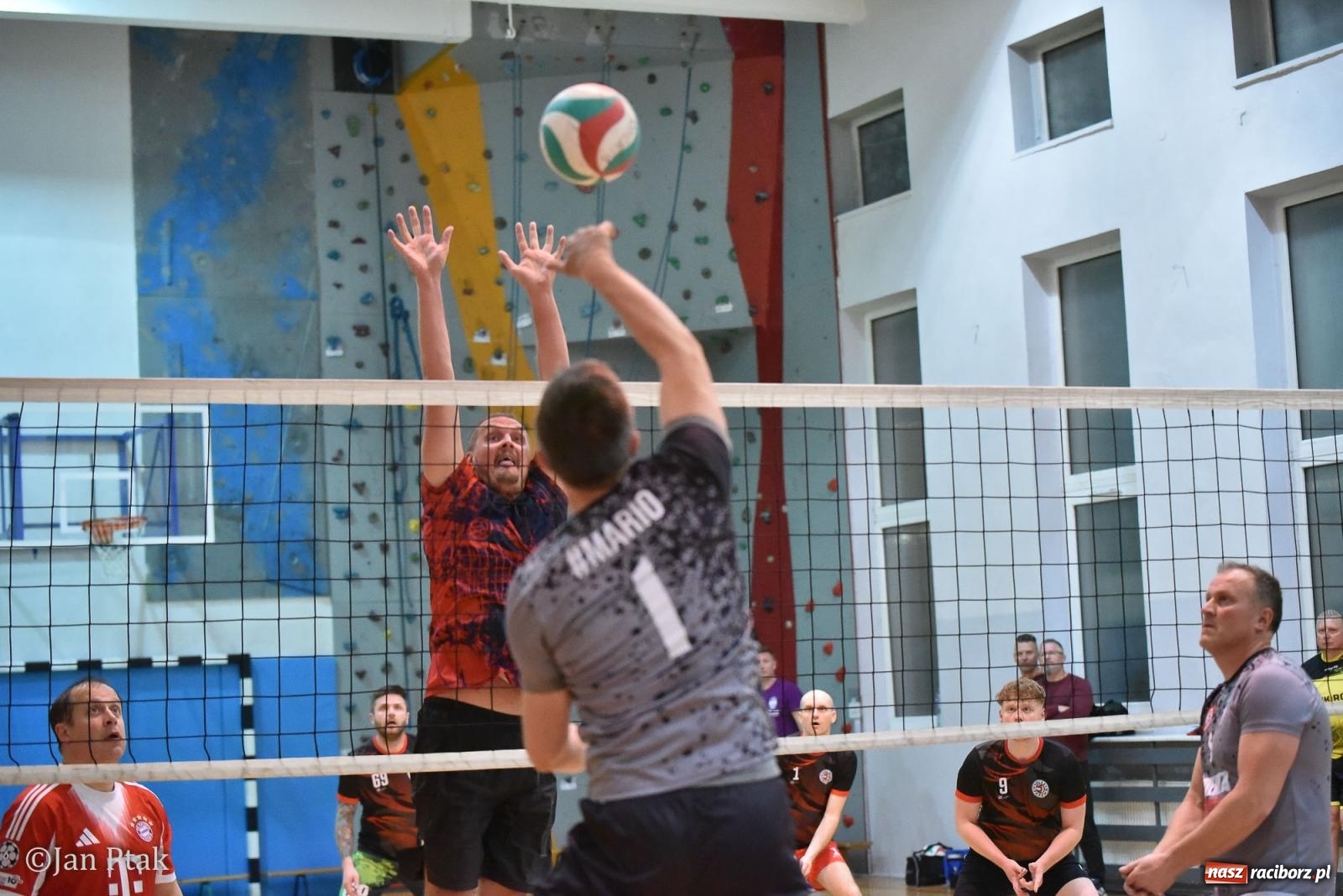 Zdjęcie w galerii na portalu naszraciborz.pl: Omerta lepsza w sezonie, Pszów lepszy w finale. Wielkie emocje w ALS Volley Amigos 35 [FOTO] wiadomości z regionu