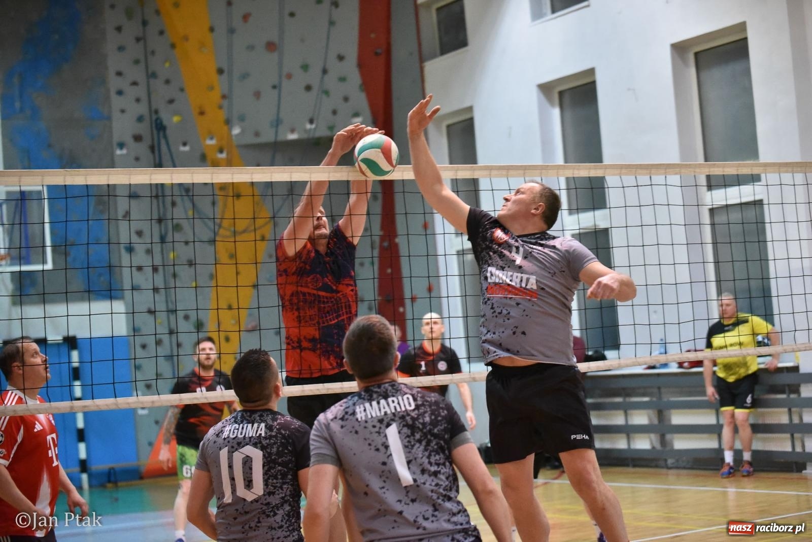 Zdjęcie w galerii na portalu naszraciborz.pl: Omerta lepsza w sezonie, Pszów lepszy w finale. Wielkie emocje w ALS Volley Amigos 35 [FOTO] wiadomości z regionu