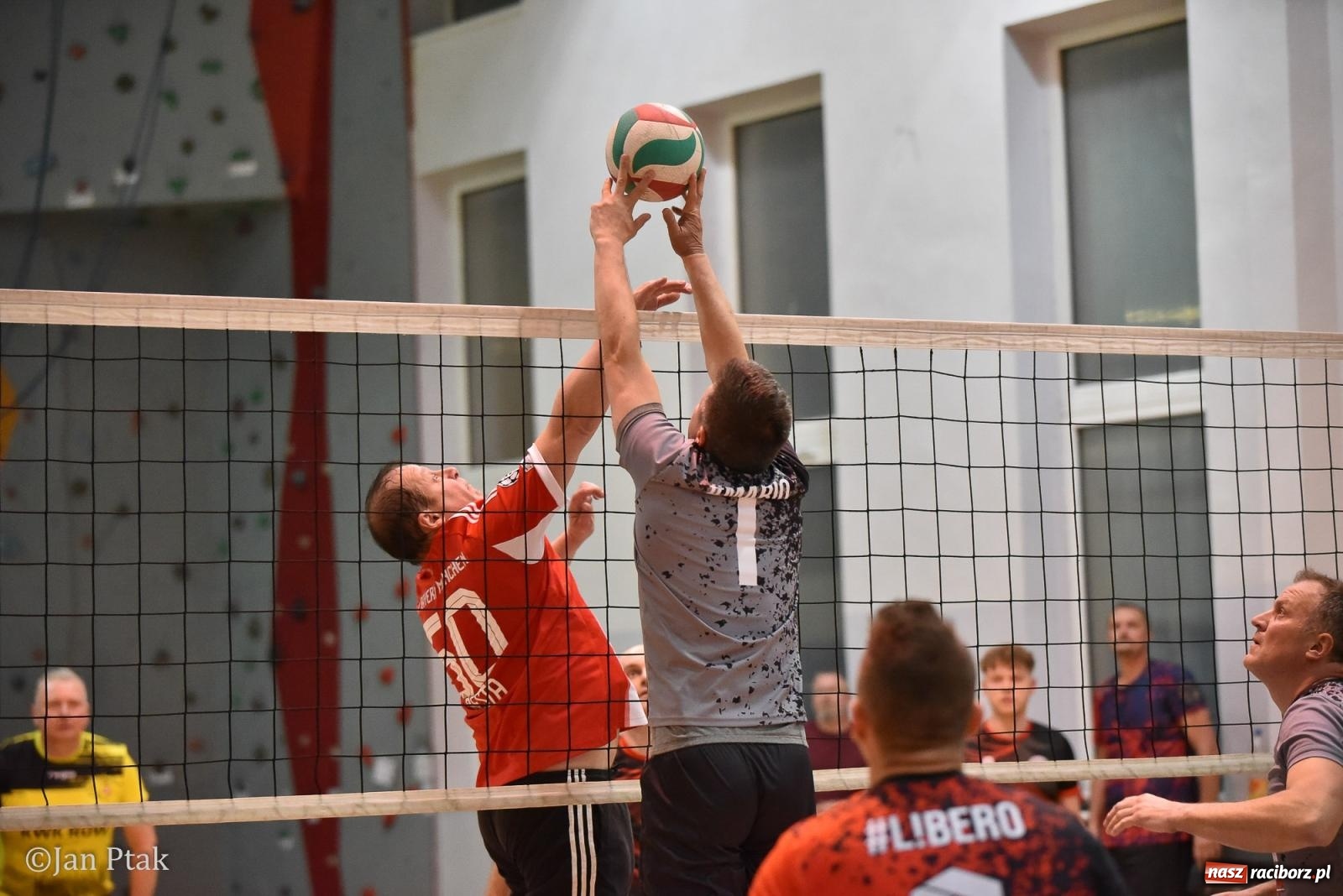 Zdjęcie w galerii na portalu naszraciborz.pl: Omerta lepsza w sezonie, Pszów lepszy w finale. Wielkie emocje w ALS Volley Amigos 35 [FOTO] wiadomości z regionu
