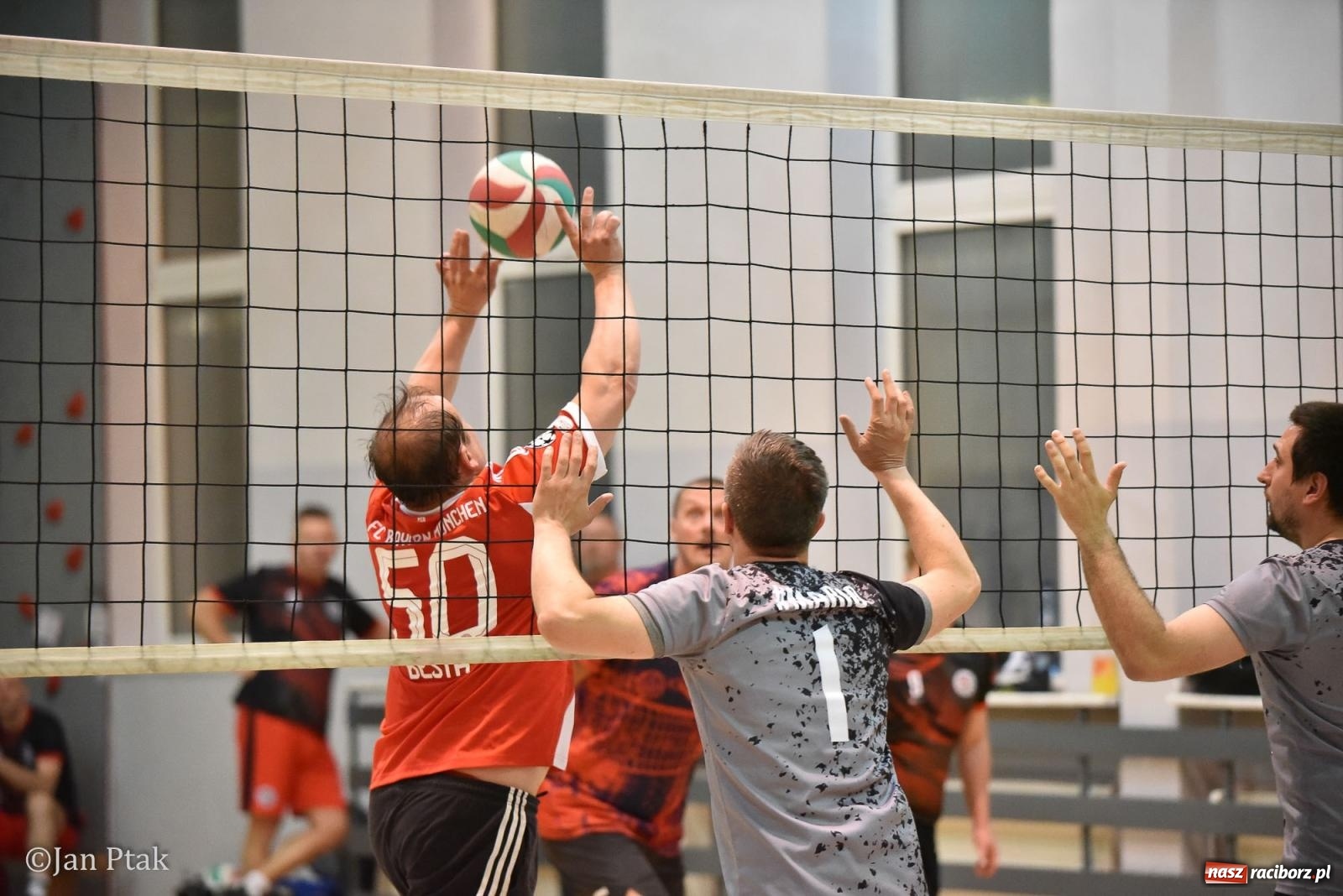 Zdjęcie w galerii na portalu naszraciborz.pl: Omerta lepsza w sezonie, Pszów lepszy w finale. Wielkie emocje w ALS Volley Amigos 35 [FOTO] wiadomości z regionu