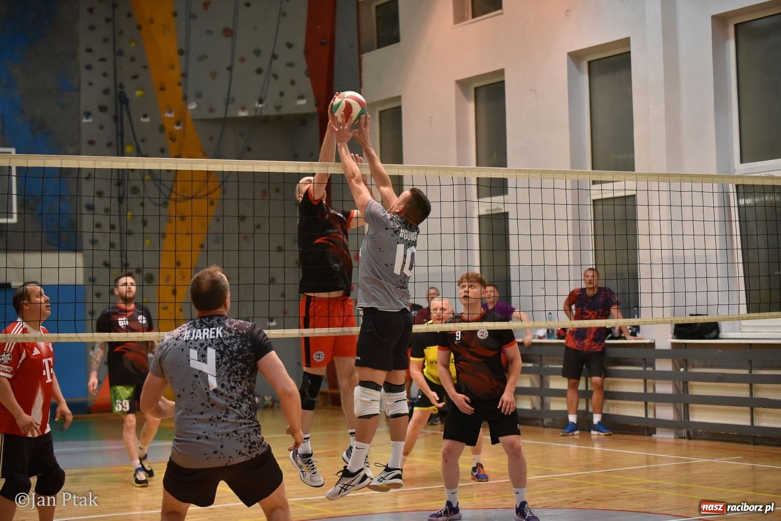 Zdjęcie w galerii na portalu naszraciborz.pl: Omerta lepsza w sezonie, Pszów lepszy w finale. Wielkie emocje w ALS Volley Amigos 35 [FOTO] wiadomości z regionu