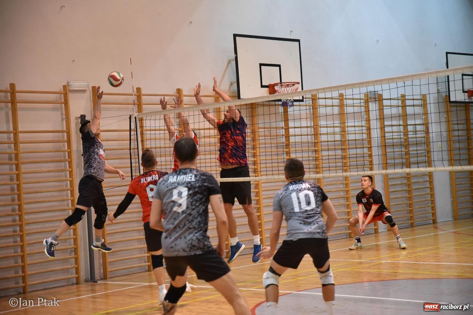 Zdjęcie w galerii na portalu naszraciborz.pl: Omerta lepsza w sezonie, Pszów lepszy w finale. Wielkie emocje w ALS Volley Amigos 35 [FOTO] wiadomości z regionu