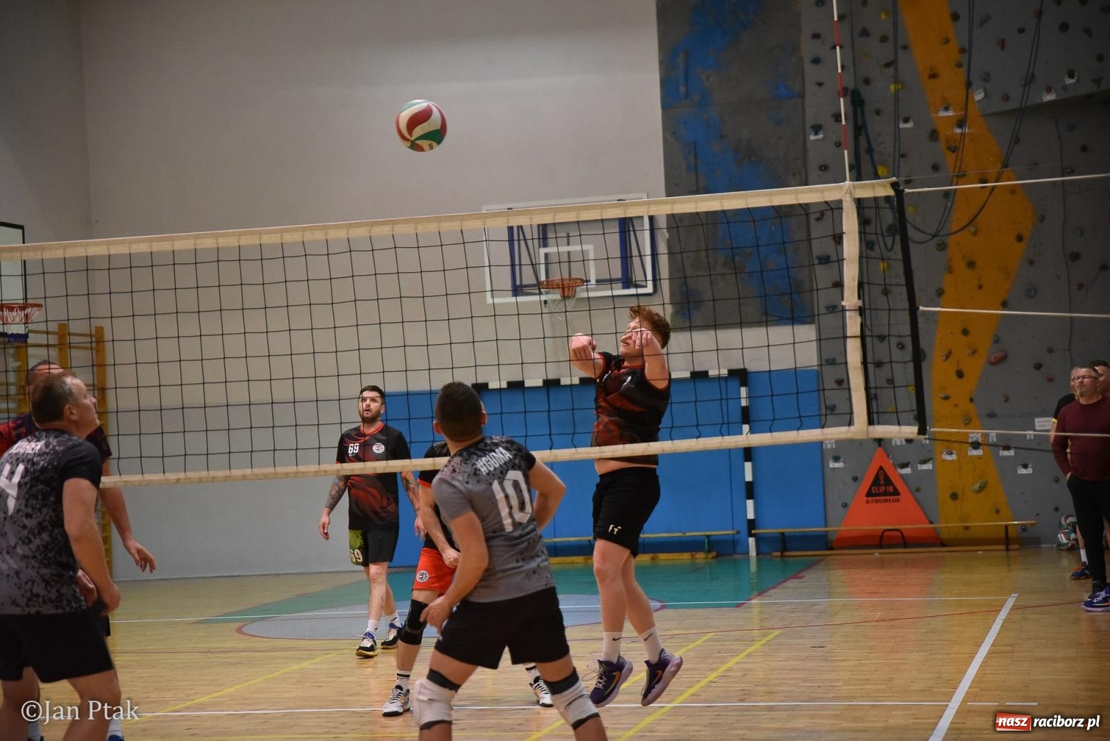 Zdjęcie w galerii na portalu naszraciborz.pl: Omerta lepsza w sezonie, Pszów lepszy w finale. Wielkie emocje w ALS Volley Amigos 35 [FOTO] wiadomości z regionu