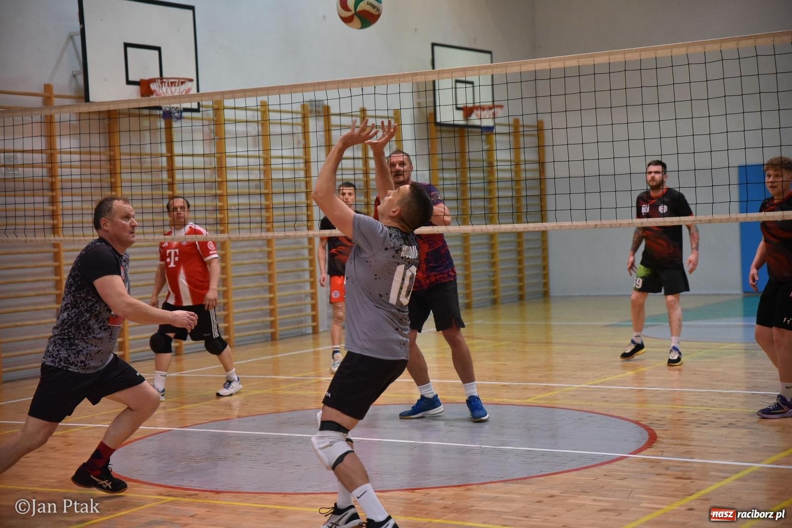 Zdjęcie w galerii na portalu naszraciborz.pl: Omerta lepsza w sezonie, Pszów lepszy w finale. Wielkie emocje w ALS Volley Amigos 35 [FOTO] wiadomości z regionu