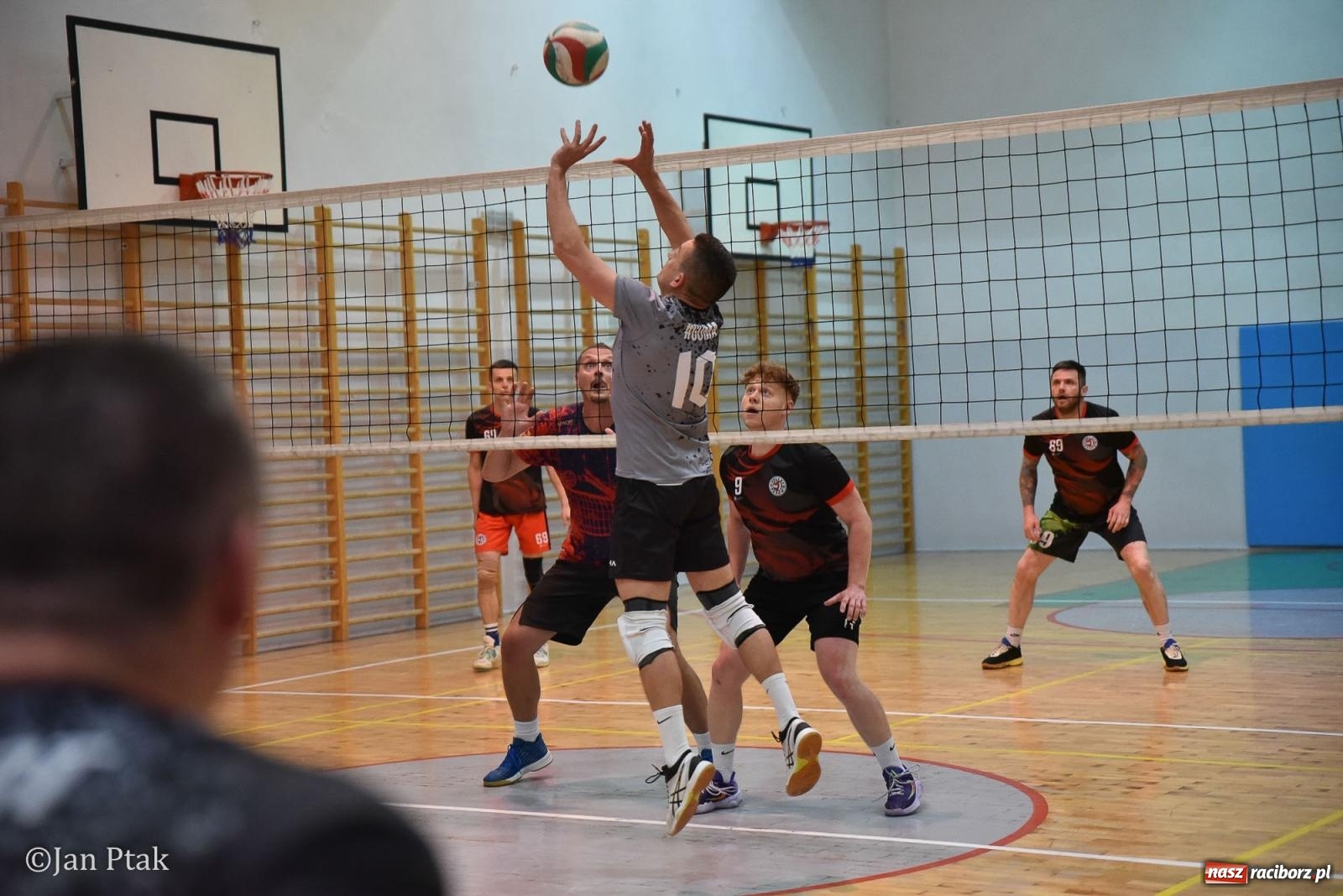 Zdjęcie w galerii na portalu naszraciborz.pl: Omerta lepsza w sezonie, Pszów lepszy w finale. Wielkie emocje w ALS Volley Amigos 35 [FOTO] wiadomości z regionu