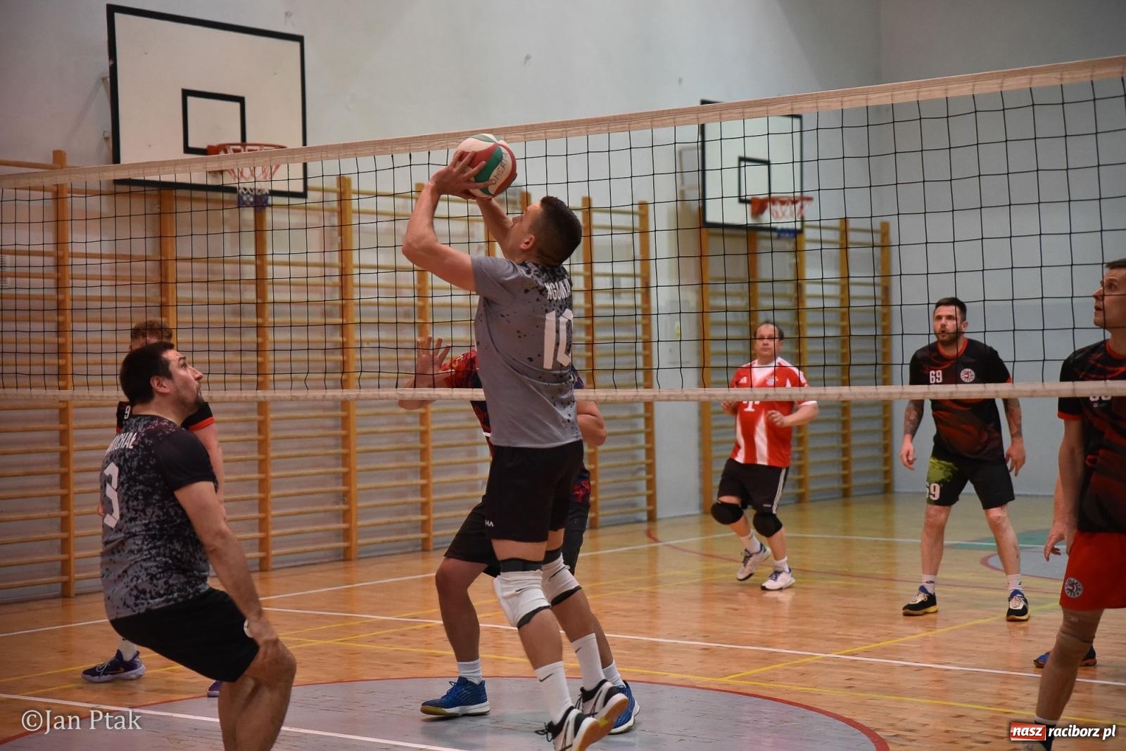 Zdjęcie w galerii na portalu naszraciborz.pl: Omerta lepsza w sezonie, Pszów lepszy w finale. Wielkie emocje w ALS Volley Amigos 35 [FOTO] wiadomości z regionu