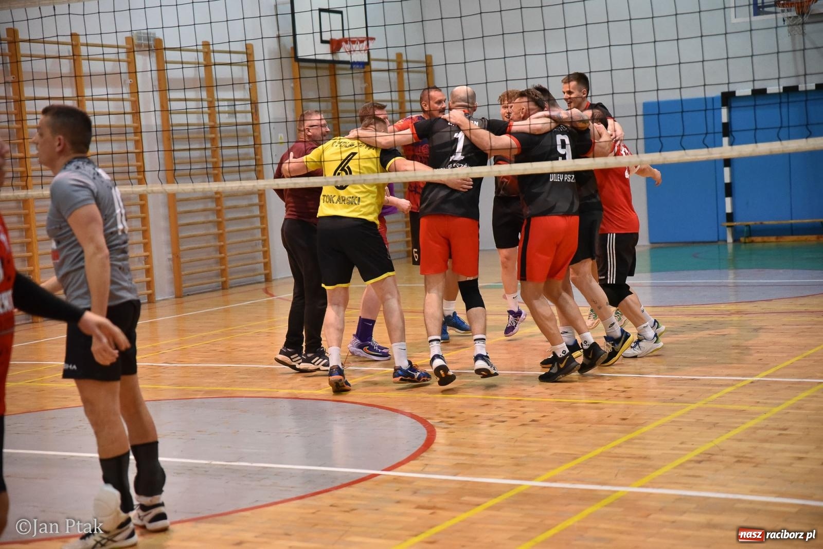 Zdjęcie w galerii na portalu naszraciborz.pl: Omerta lepsza w sezonie, Pszów lepszy w finale. Wielkie emocje w ALS Volley Amigos 35 [FOTO] wiadomości z regionu