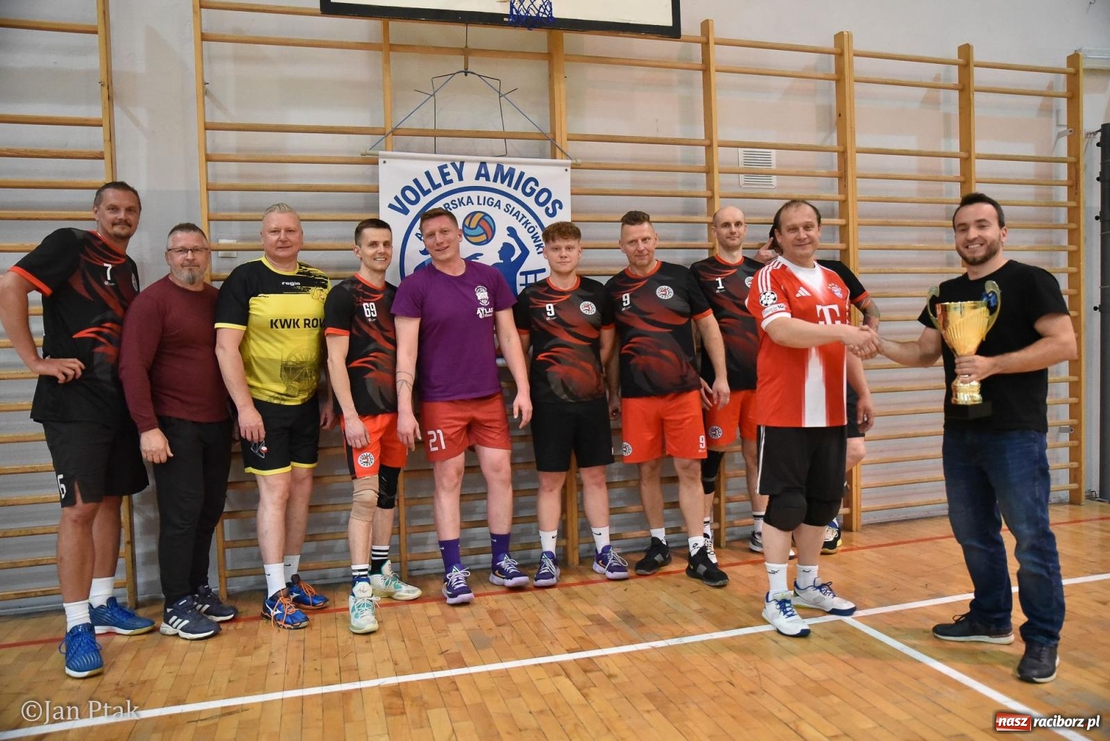Zdjęcie w galerii na portalu naszraciborz.pl: Omerta lepsza w sezonie, Pszów lepszy w finale. Wielkie emocje w ALS Volley Amigos 35 [FOTO] wiadomości z regionu