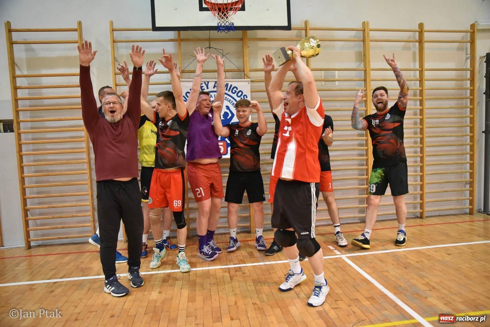 Zdjęcie w galerii na portalu naszraciborz.pl: Omerta lepsza w sezonie, Pszów lepszy w finale. Wielkie emocje w ALS Volley Amigos 35 [FOTO] wiadomości z regionu