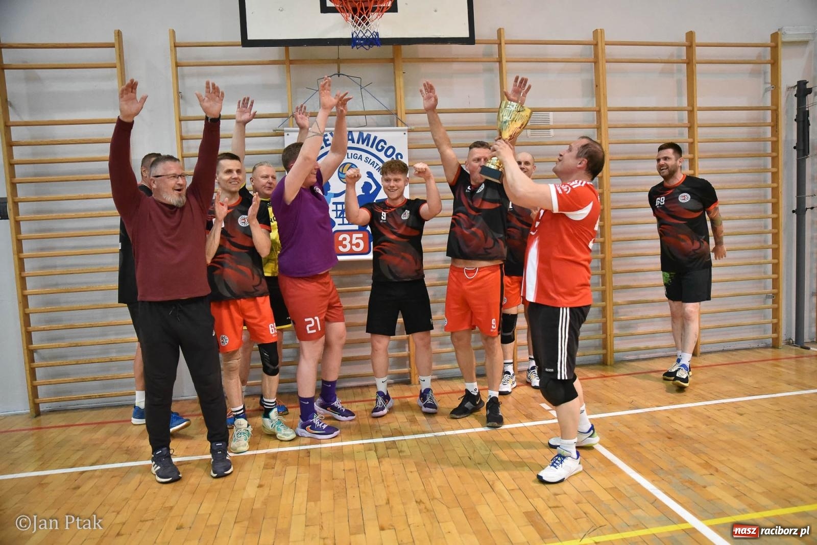 Zdjęcie w galerii na portalu naszraciborz.pl: Omerta lepsza w sezonie, Pszów lepszy w finale. Wielkie emocje w ALS Volley Amigos 35 [FOTO] wiadomości z regionu
