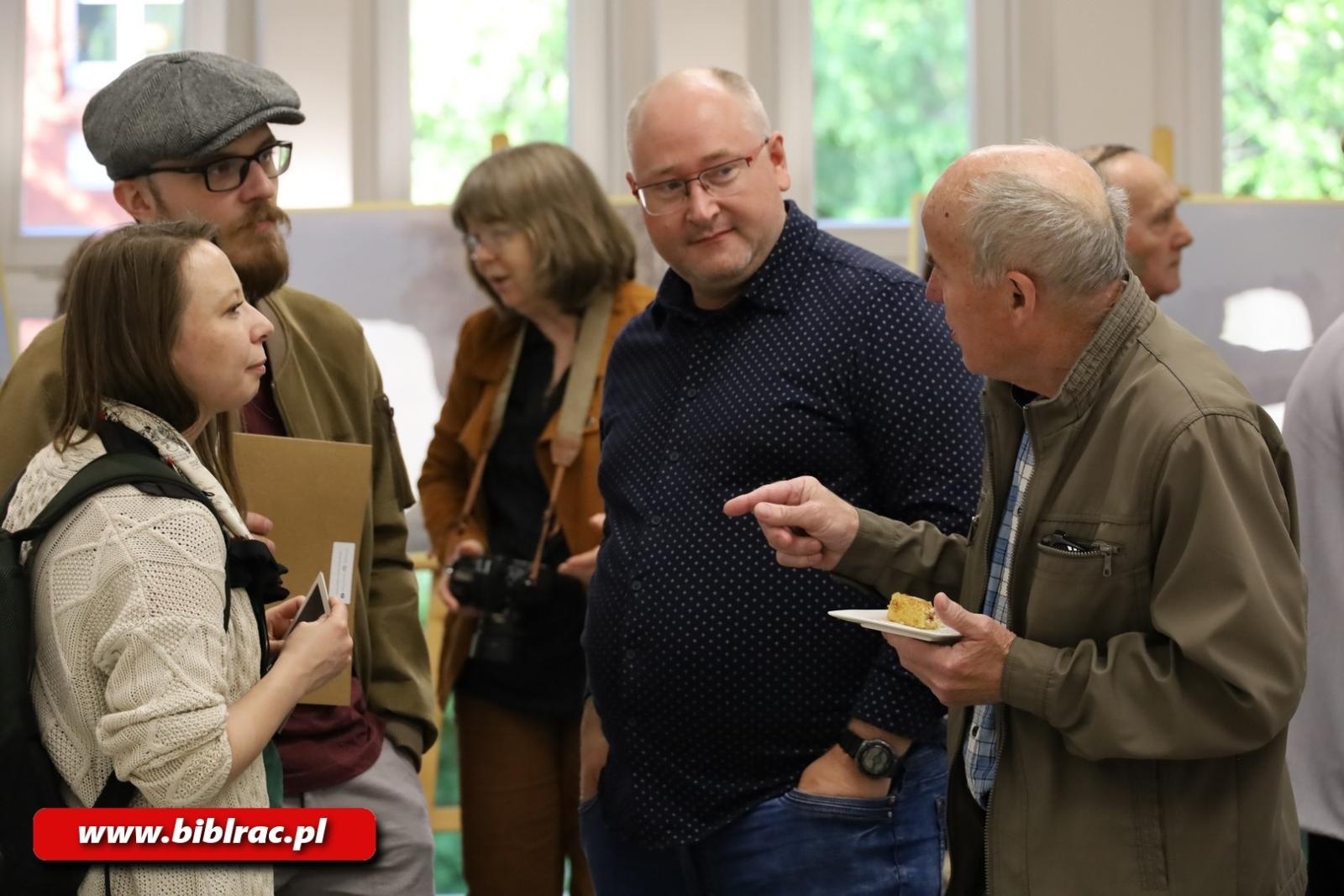 Zdjęcie w galerii na portalu naszraciborz.pl: ULOTNE PIĘKNO. Wernisaż wystawy w raciborskiej bibliotece wiadomości z regionu