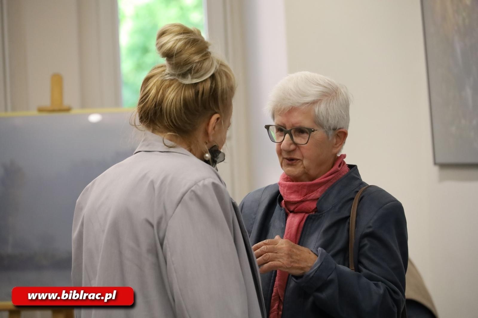 Zdjęcie w galerii na portalu naszraciborz.pl: ULOTNE PIĘKNO. Wernisaż wystawy w raciborskiej bibliotece wiadomości z regionu