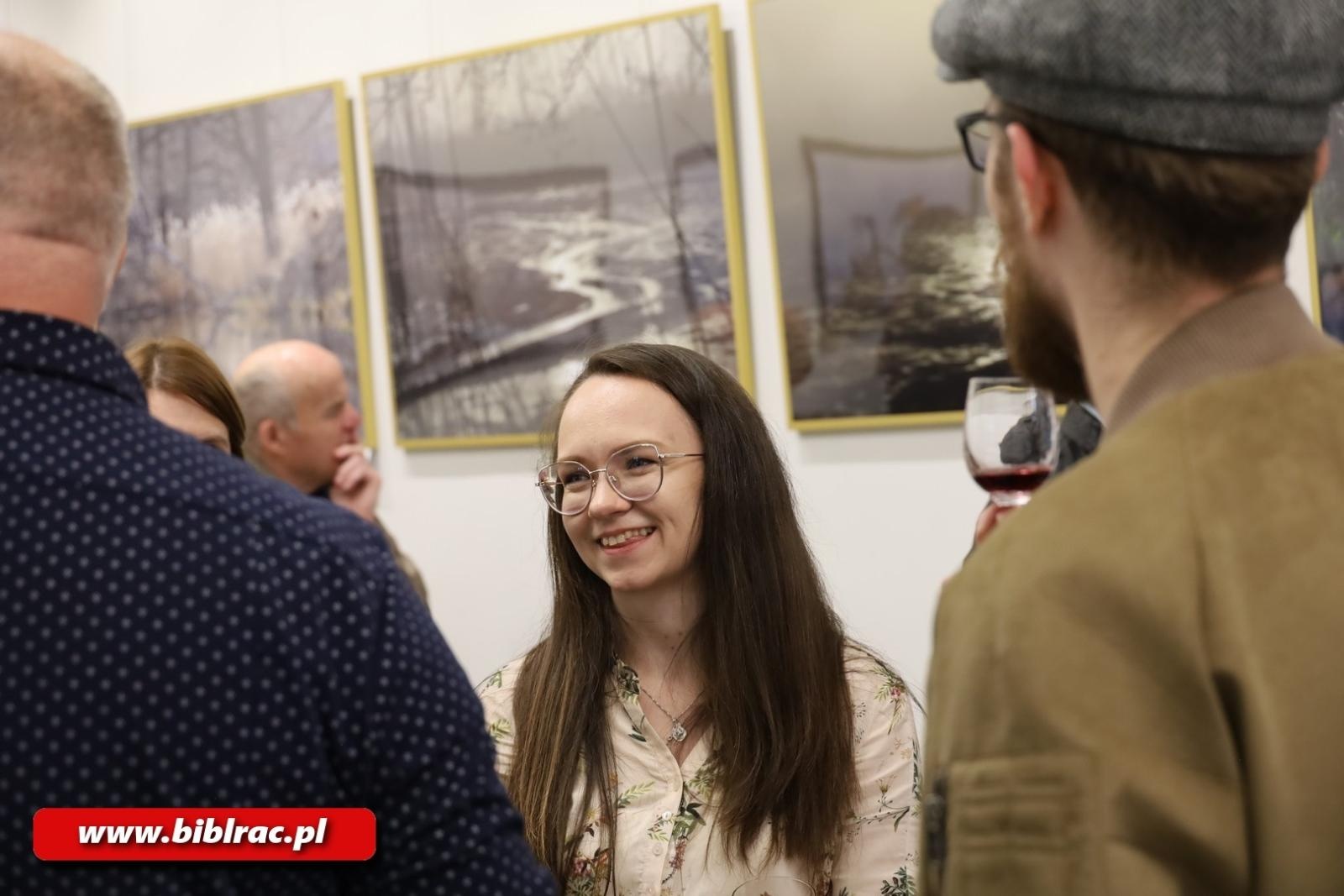 Zdjęcie w galerii na portalu naszraciborz.pl: ULOTNE PIĘKNO. Wernisaż wystawy w raciborskiej bibliotece wiadomości z regionu