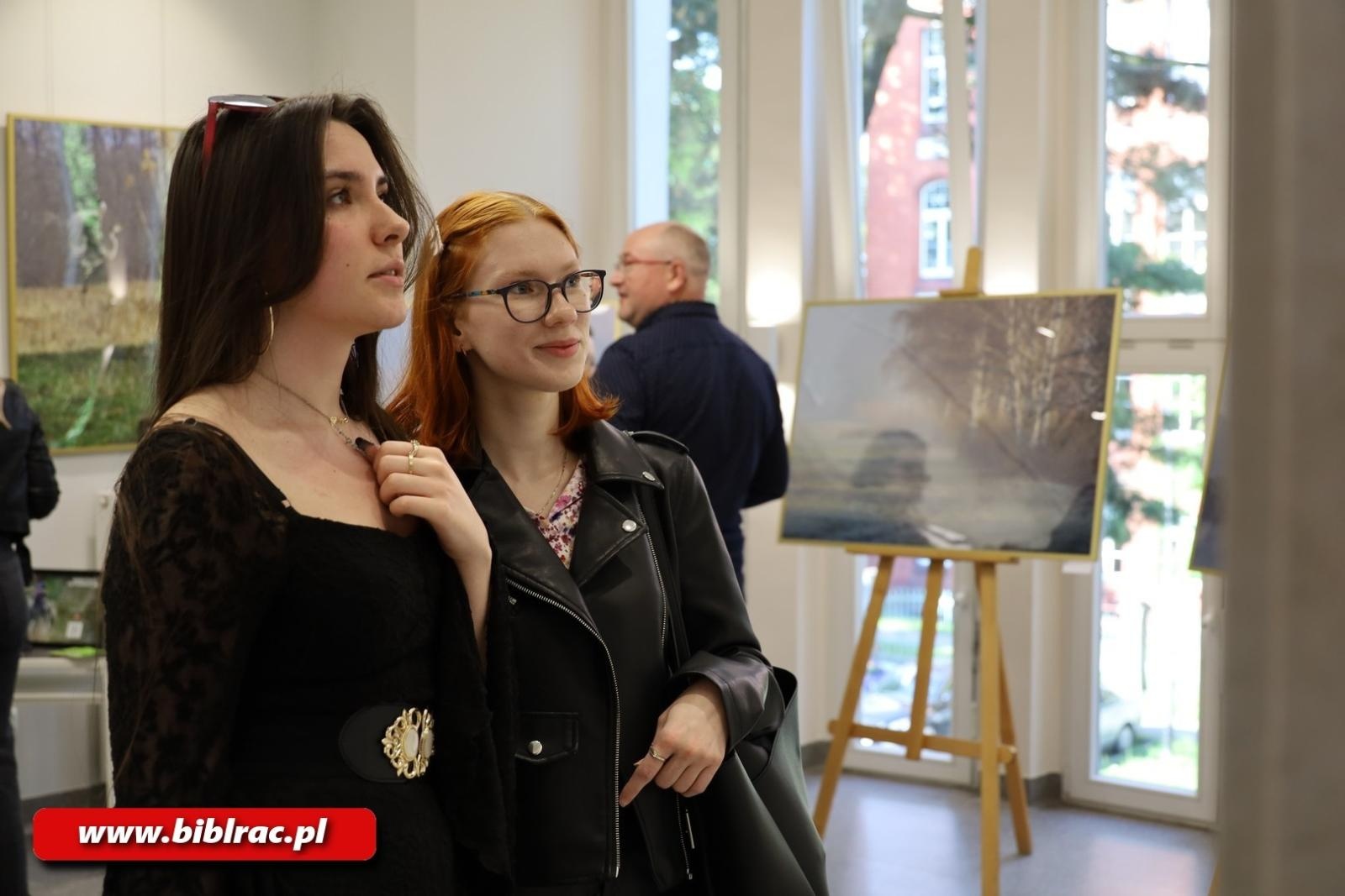Zdjęcie w galerii na portalu naszraciborz.pl: ULOTNE PIĘKNO. Wernisaż wystawy w raciborskiej bibliotece wiadomości z regionu