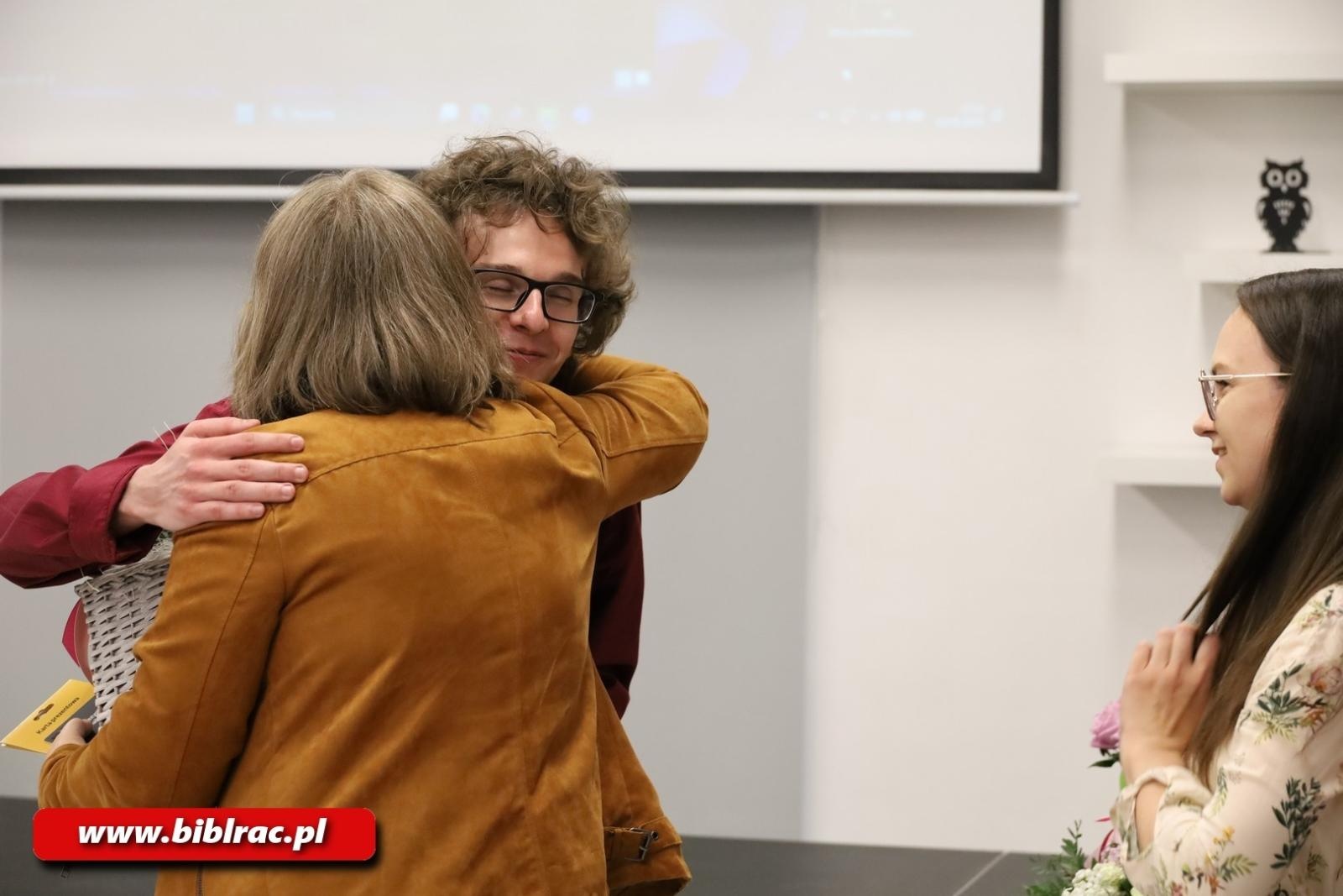 Zdjęcie w galerii na portalu naszraciborz.pl: ULOTNE PIĘKNO. Wernisaż wystawy w raciborskiej bibliotece wiadomości z regionu